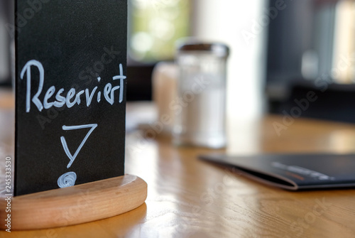 Reservierung Schild in einem Bistro - selektiver Fokus photo