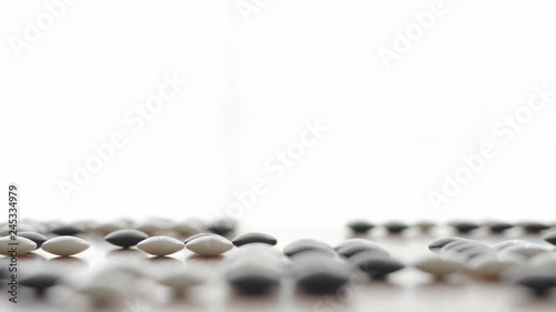 囲碁　黒石を打つ