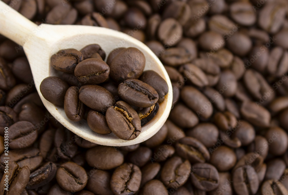 Naklejka premium Roasted brown coffee beans, can be used as a background and texture