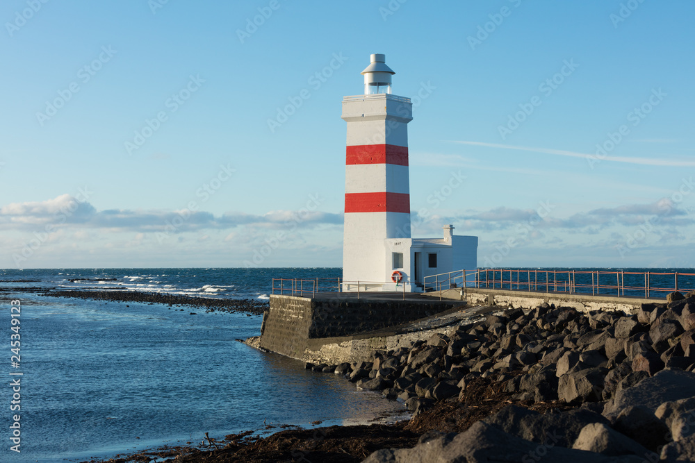 Leuchtturm an der Küste Islands