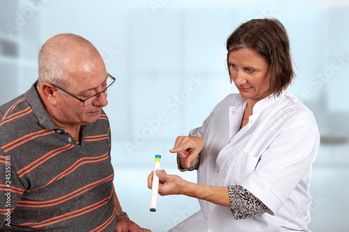 explanation of a nurse how a patiënt has to use an insulin pen photo