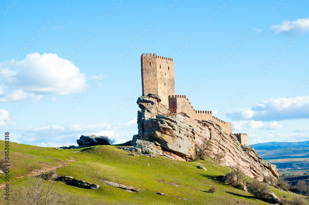 Castillo de la Zofra ubicado en Campillo de Dueñas Guadaljara, en la cordillera de Cadederos, cerca del área de Molina de Aragón llamada Siberia de Esañola. En este castillo, el rockero recibió un dis Castillo de la Zofra ubicado en Campillo de Dueñas Guadaljara, en la cordillera de Cadederos, cerca del área de Molina de Aragón llamada Siberia de Esañola. En este castillo, el rockero recibió un dis