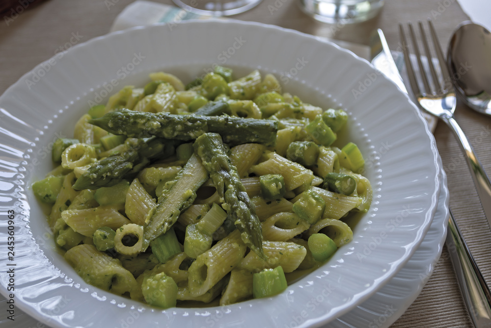 piatto pasta corta con crema di asparagi e asparagi piatto pasta corta con crema di asparagi e asparagi