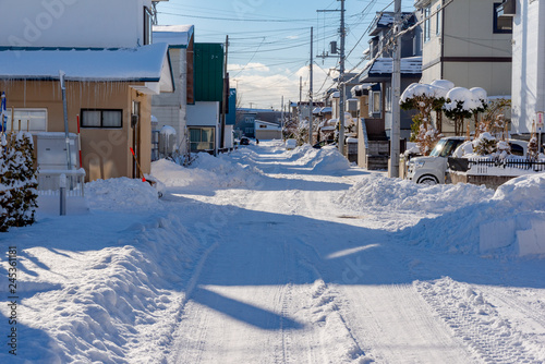冬の市街地 / 雪が降り積もった北海道の住宅街 © tkyszk