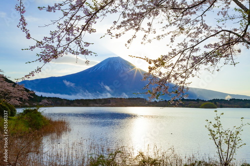 富士山と日の出、静岡県富士宮市田貫湖にて © photop5