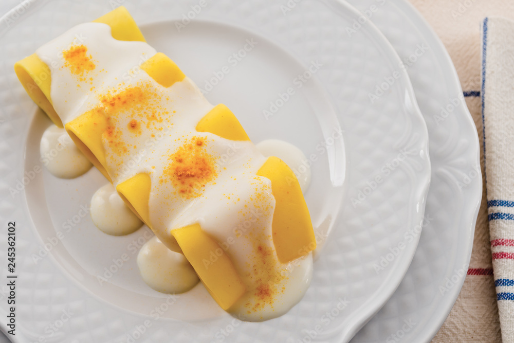 Fototapeta premium pasta paccheri besciamella e curcuma