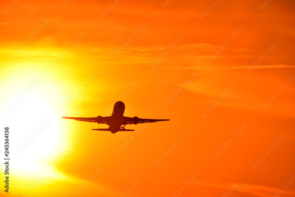 Good Luck 夕日が輝く光を背景に飛行する航空機 Aircraft Flying Against The Sunset Light Background The Most Beautiful Radiates The Glow Of The Sunset Flying Happiness Aircraft Image Carrying Good Luck Stock Photo Adobe Stock