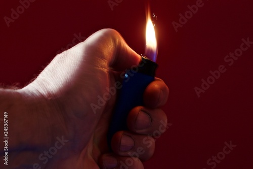 Foto lighter in the hand of an arsonist