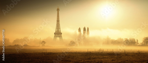 la Torre Eiffel vista dalla campagna nebbiosa