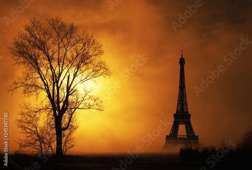 paesaggio nebbioso con la Torre Eiffel