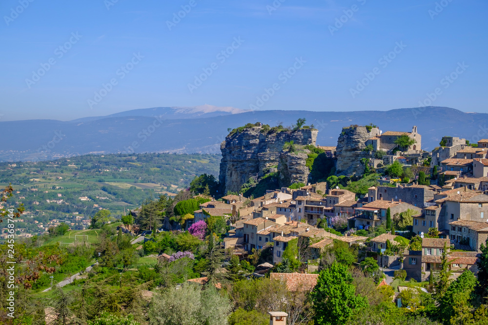 Vue panoramique sur le village de Saignon au printemps. Le Mont Ventoux en arrière-plan. Provence, France.