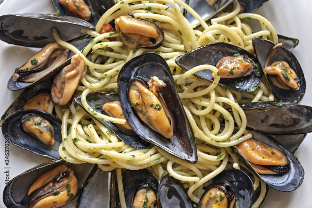 Fototapeta premium pasta spaghetti con le cozze aglio e prezzemolo