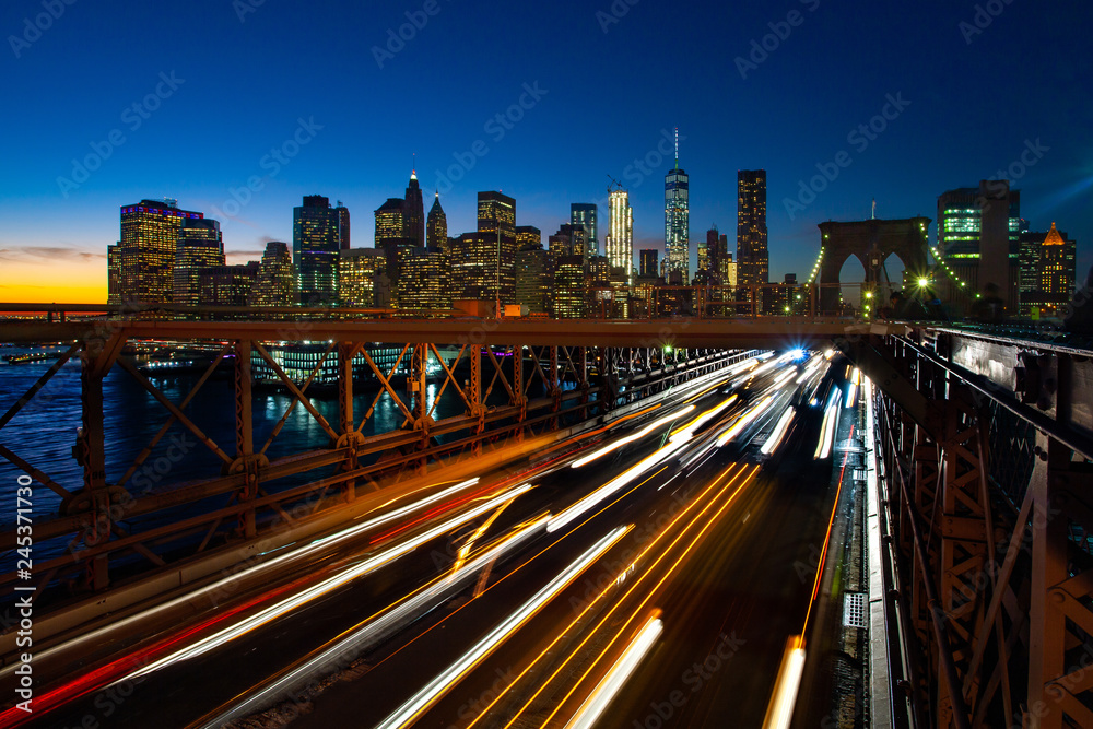 Fototapeta premium Ruchliwy ruch w Nowym Jorku, Manhattan, Brooklyn Bridge