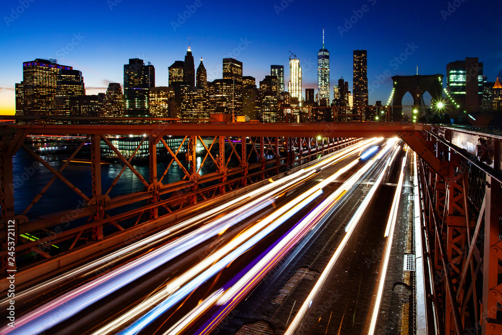 Fototapeta premium Ruchliwy ruch w Nowym Jorku, Manhattanie, Brooklyn Bridge