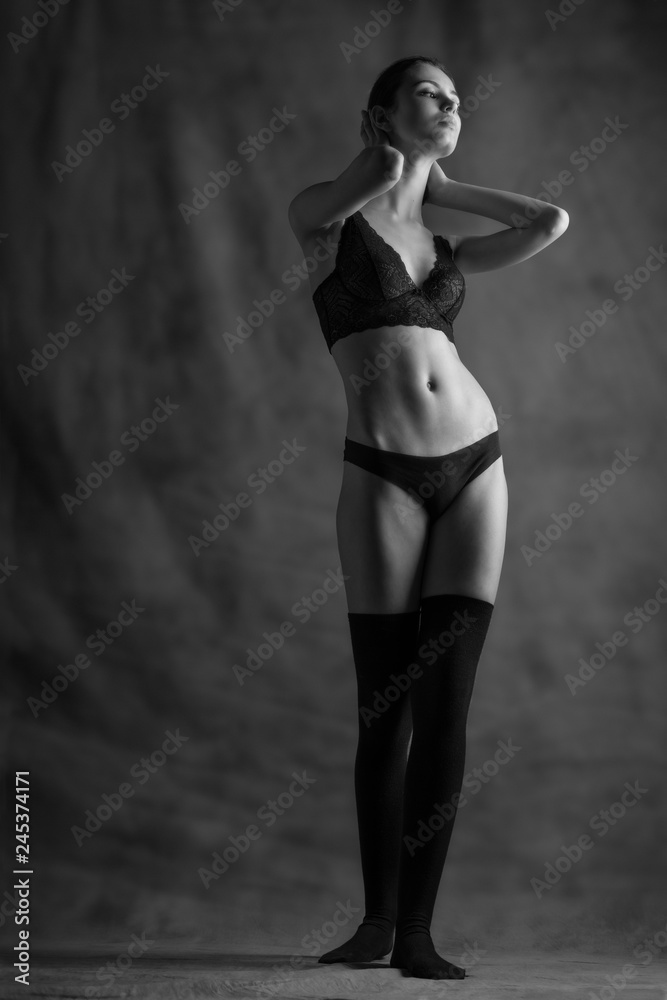 Obraz premium Modella sexy in lingerie su fondo grigio