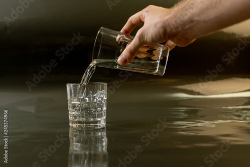Wasserglas einschenken