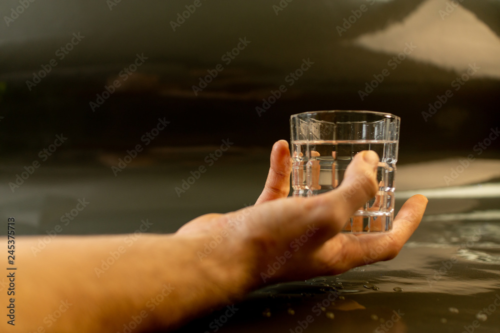 Wasserglas in hand