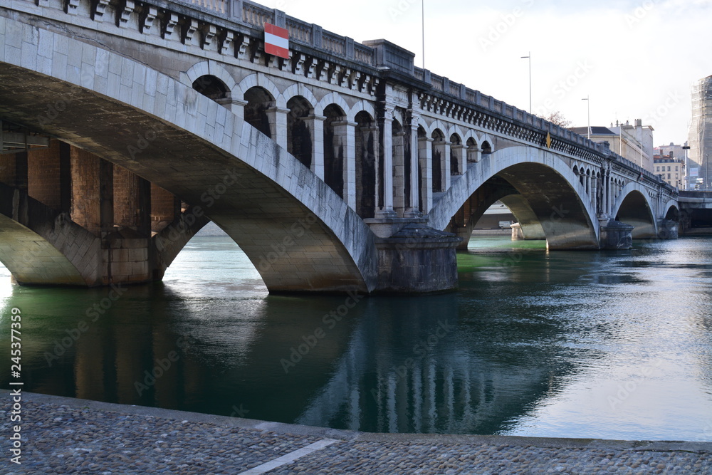 Fototapeta premium A lo largo del rio Rhone ,Ciudad de Lyon, Francia