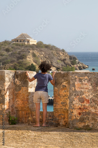 Attraktive Frau auf Fort Beekenburg (Curacao) photo