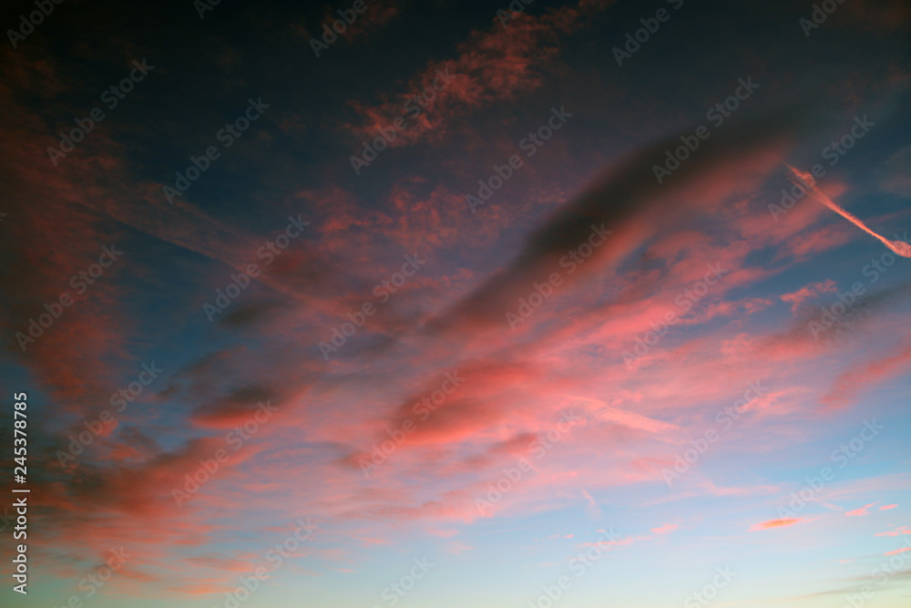 Fototapeta premium Cielo con nube cirrocumulo e bagliore crepuscolare