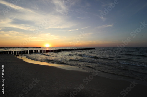Fototapeta Naklejka Na Ścianę i Meble -  Sonnenuntergang am Strand von Niechorze