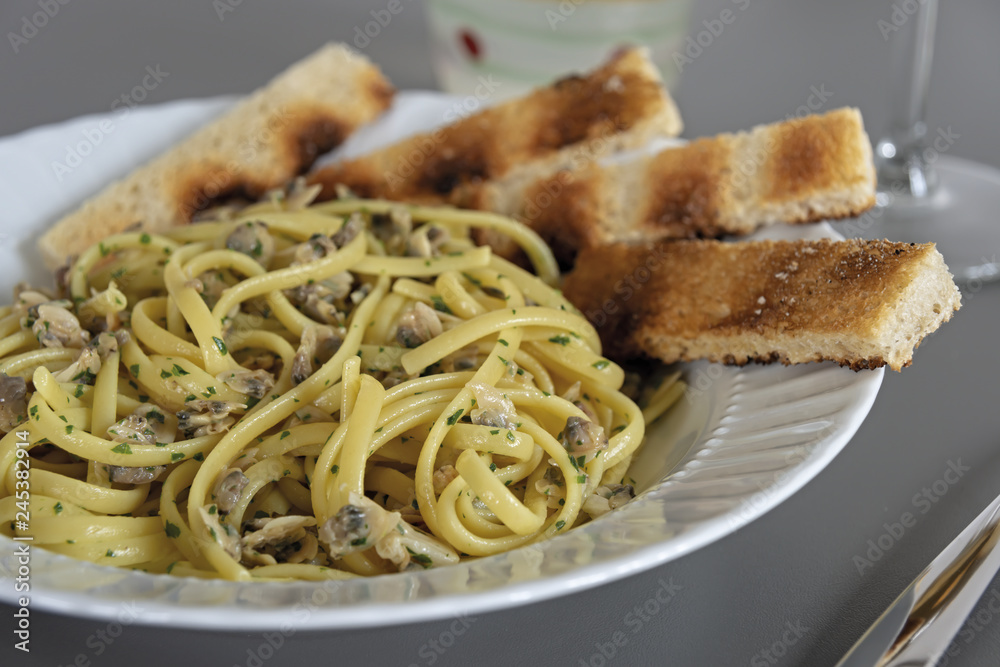 pasta lunga alle vongole sgusciate