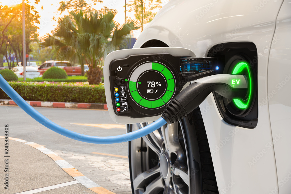 Naklejka premium Zmiana pojazdu elektrycznego na parkingu ulicznym z graficznym interfejsem użytkownika, koncepcja samochodu przyszłości EV