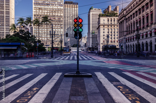 São Paulo, centro, com destaque para sinal de trânsito photo