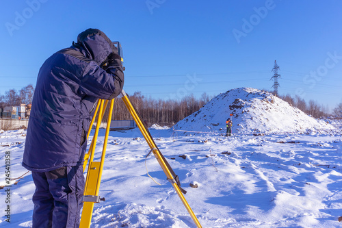 The cadastral service worker conducts surveying and topographic measurements