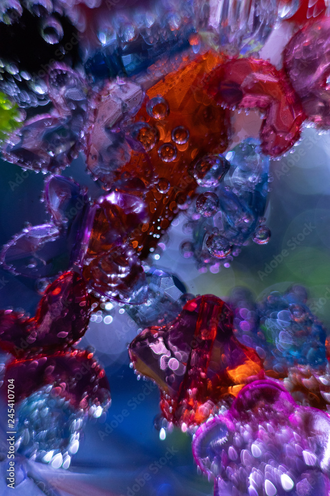Kolorowe bąbelki z kolorowymi koralikami makro - obrazy, fototapety, plakaty 