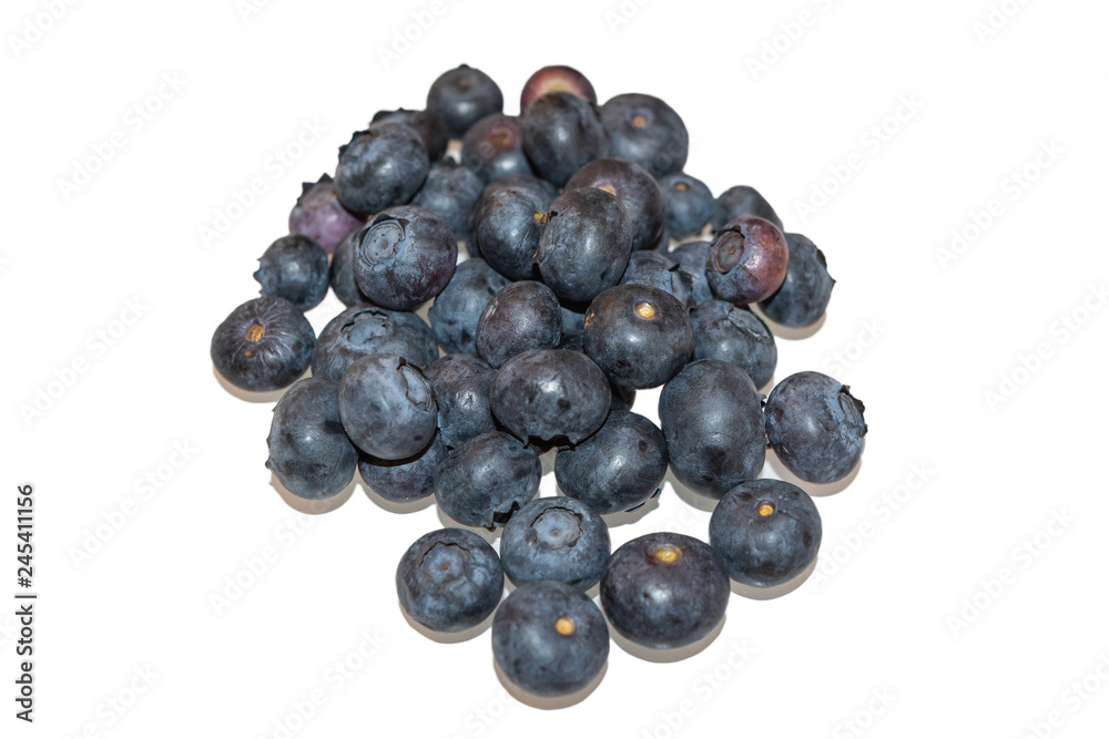 Blaubeeren isoliert auf weiss Blaubeeren isoliert auf weiss