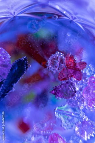 Kolorowe bąbelki z kolorowymi koralikami makro