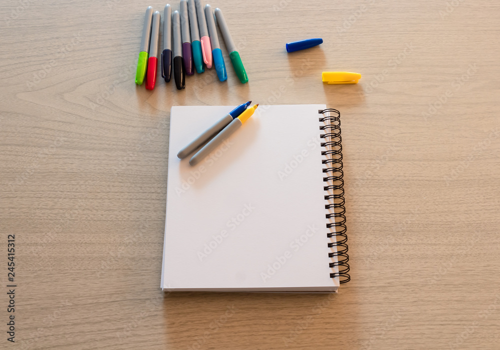 Plumones y rotuladores de colores para dibujar y pintar a color sobre papel  blanco en mesa de trabajo Stock Photo | Adobe Stock