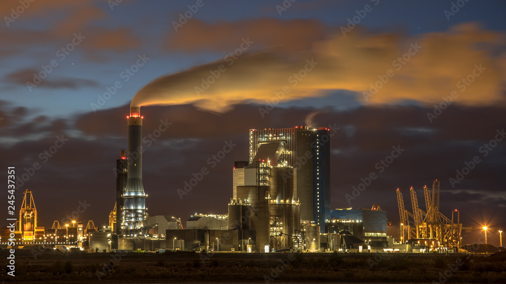 Naklejka premium Coal powered power plant at night