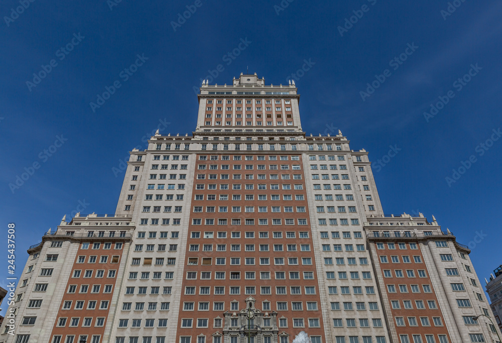 Obraz premium Edificio Espana facade view in Madrid. Edificio Espana is 117m tall and was once the tallest building in SpainEdificio Espana facade view in Madrid. Edificio Espana is 117m tall
