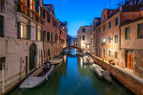 Romantischer Kanal am Abend, Venedig, Italien © eyetronic