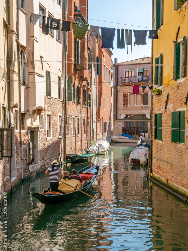 Gondel fahren durch die engen Kanäle in Venedig