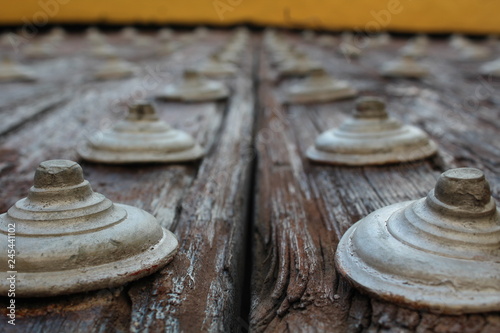 close up de ornamentos de una vieja puerta de madera 