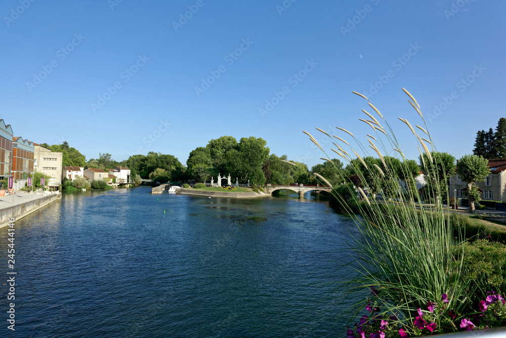 Fototapeta premium La Charente à Jarnac, Gondeville, Nouvelle-Aquitaine, France