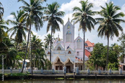Église dans les backwaters du Kerala, Inde photo