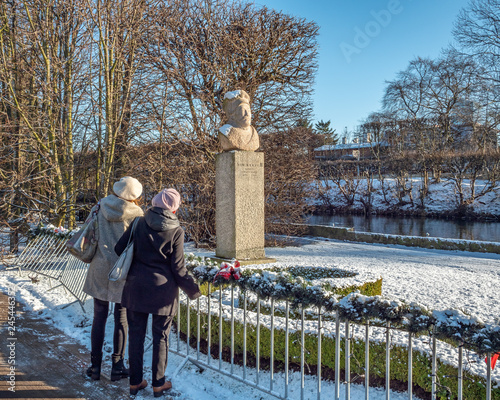 Fotografia Two ladies looking at monument of ancient duke of Pomerania in Oliwa, Gdansk, Po