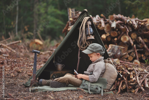 Fotografía The boy, 5 years old, looks like a trapper, wanderer, lumberjack