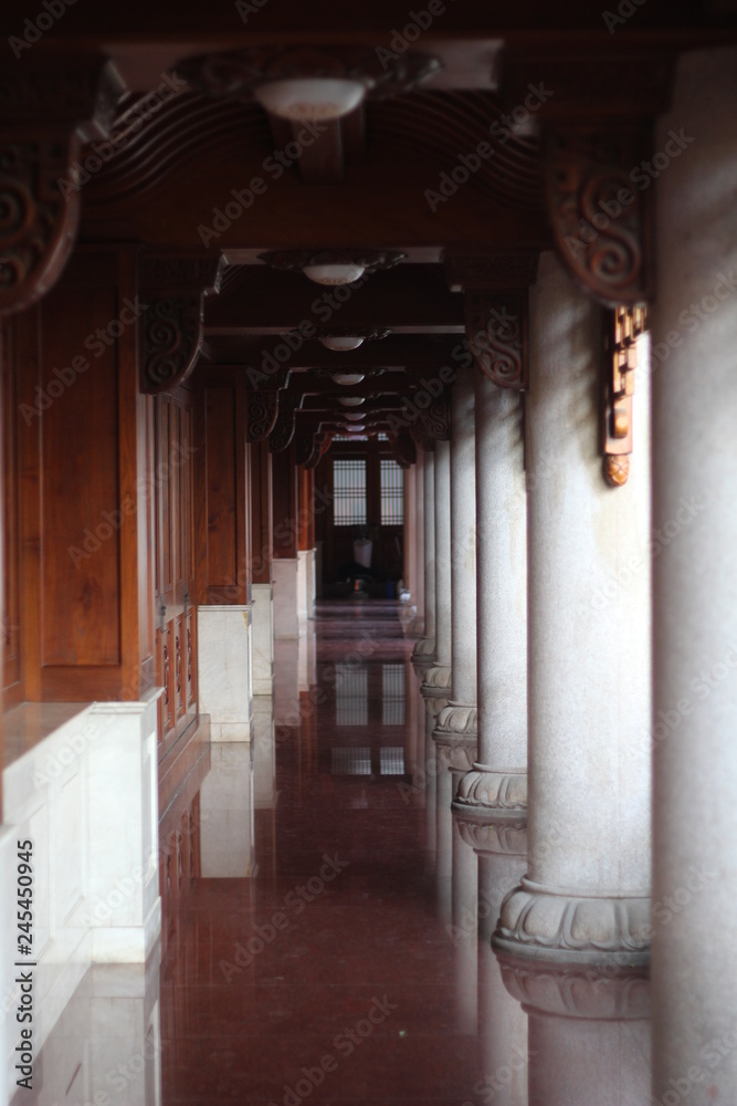 pasillo con columnas tradicionales chinas de un templo 