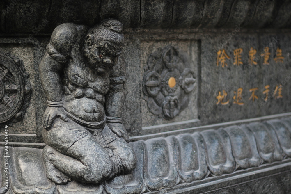 ornamento grabado en piedra de templo en Asia 