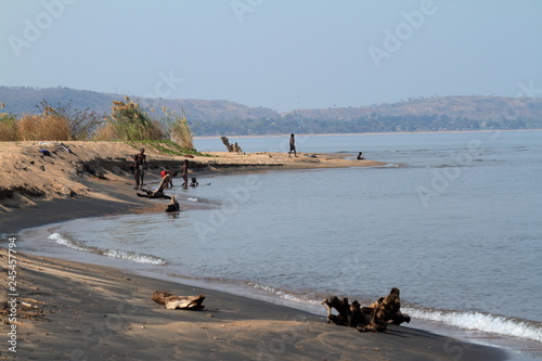 Strand mit Fischerbooten am Malawi See  photo