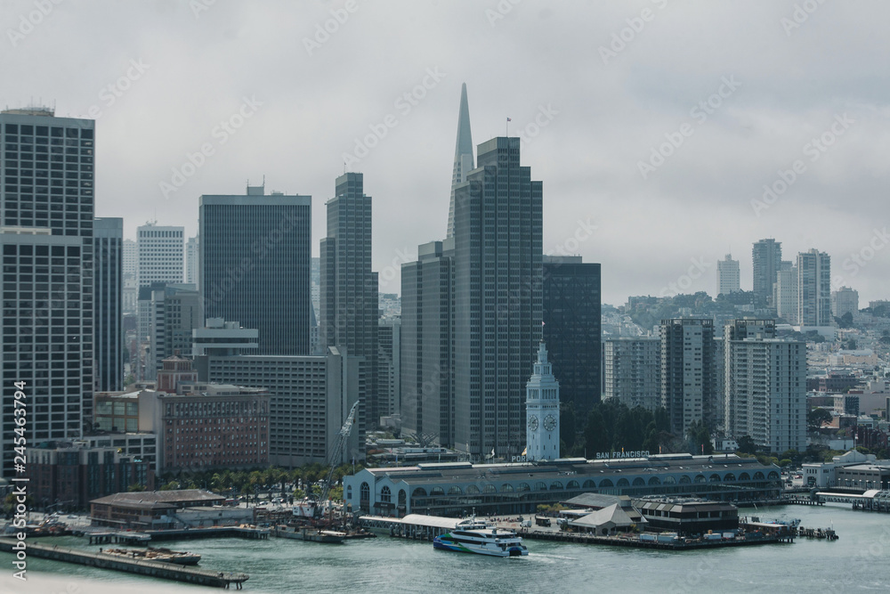 Fototapeta premium Port of San Francisco and the City Skyline 