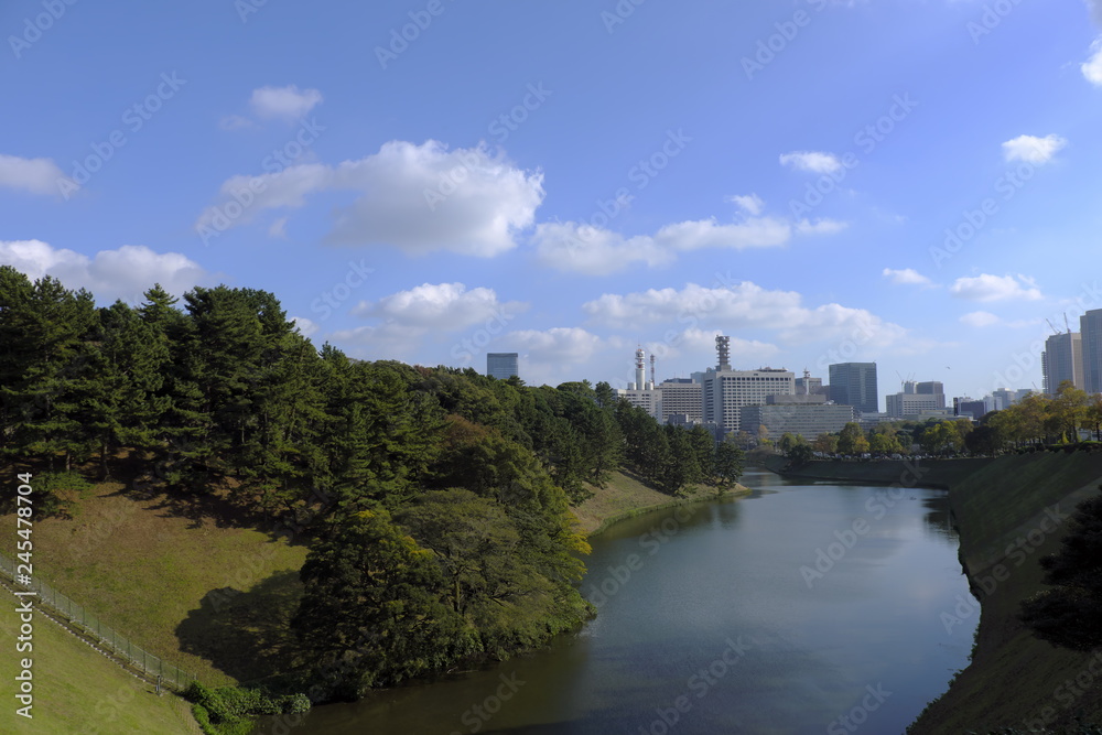 皇居桜田濠と青空