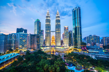 Tableau sur plexiglas Kuala Lumpur Architecture moderne et gratte-ciels de Kuala Lumpur  © siraphol