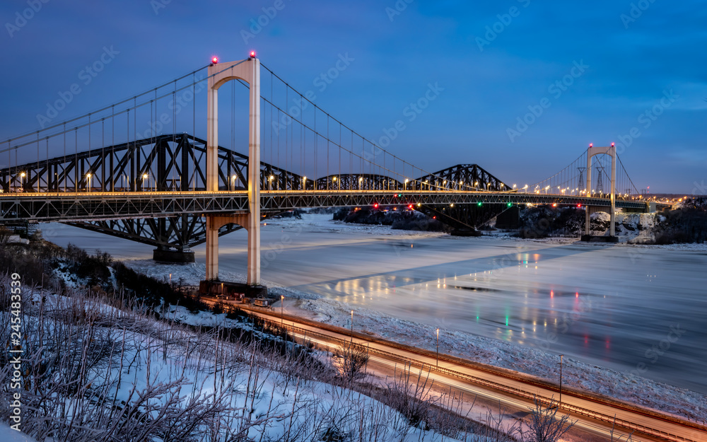 Obraz premium Le pont au-dessus des glaces