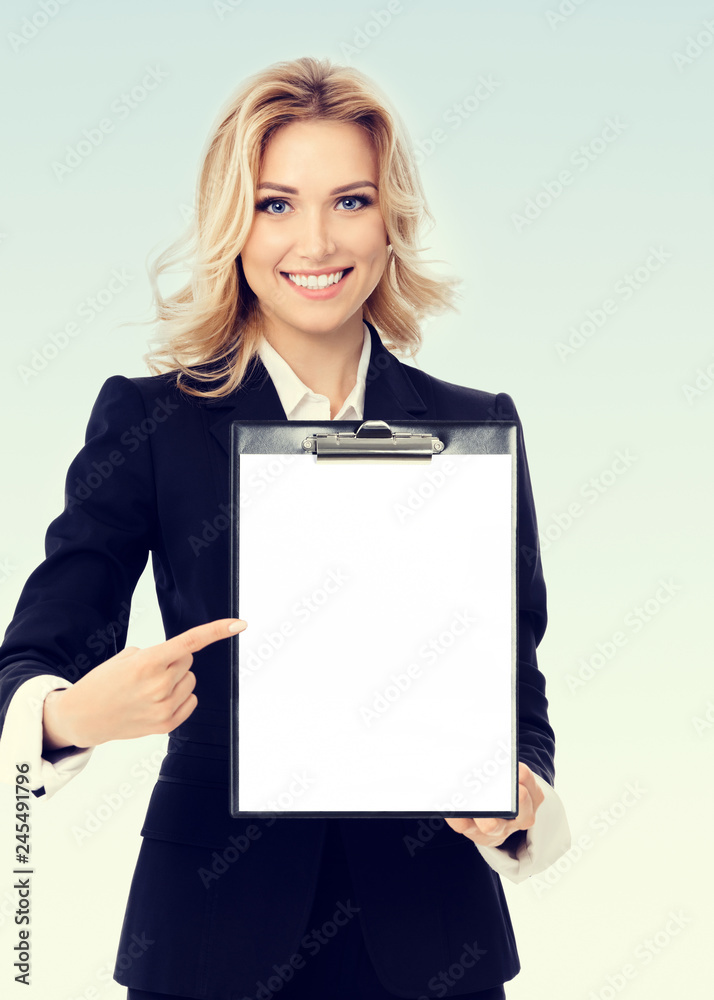 Naklejka premium young businesswoman showing blank clipboard